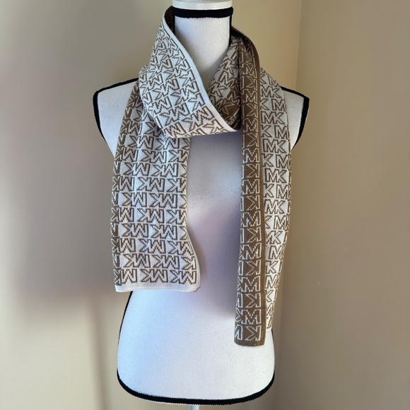 **MICHAEL KORS* Brown x White Knitted Fashion Logo Scarf - Picture 1 of 5